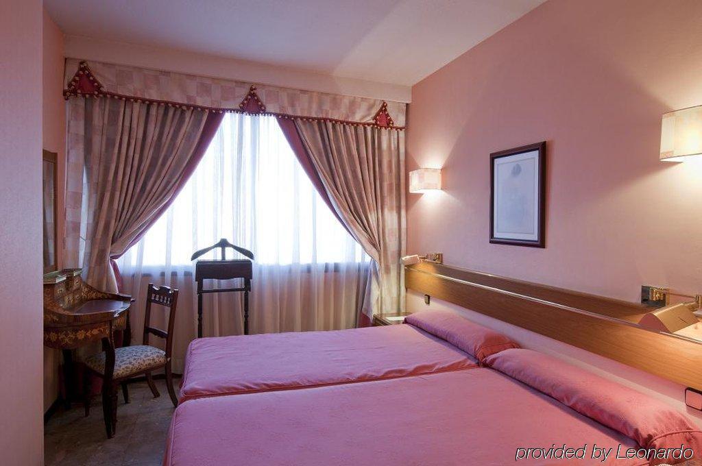 Hotel Foxa 25 Madrid Zimmer foto